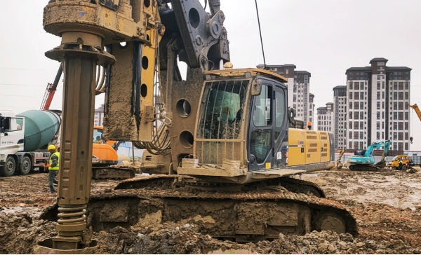 深圳大樁、深樁施工，徐工大噸位旋挖機(jī)展風(fēng)采.jpg