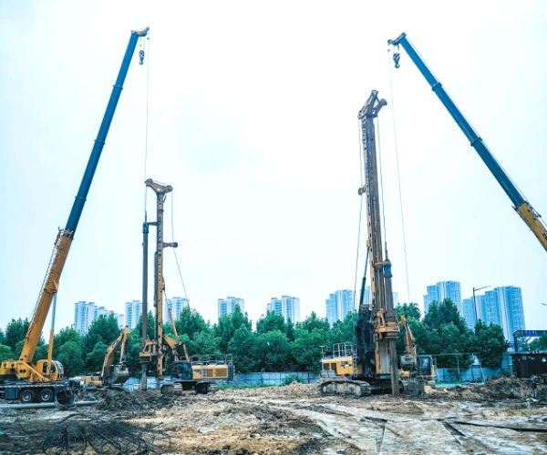 徐工旋挖鉆機(jī)強(qiáng)基固本，為城市煥新.jpg